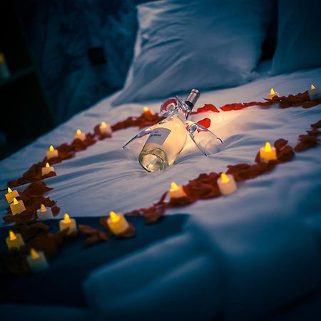 Love Room Du Mont D'Or - Baignoire Spa - Minibar Offert مارسيليا المظهر الخارجي الصورة