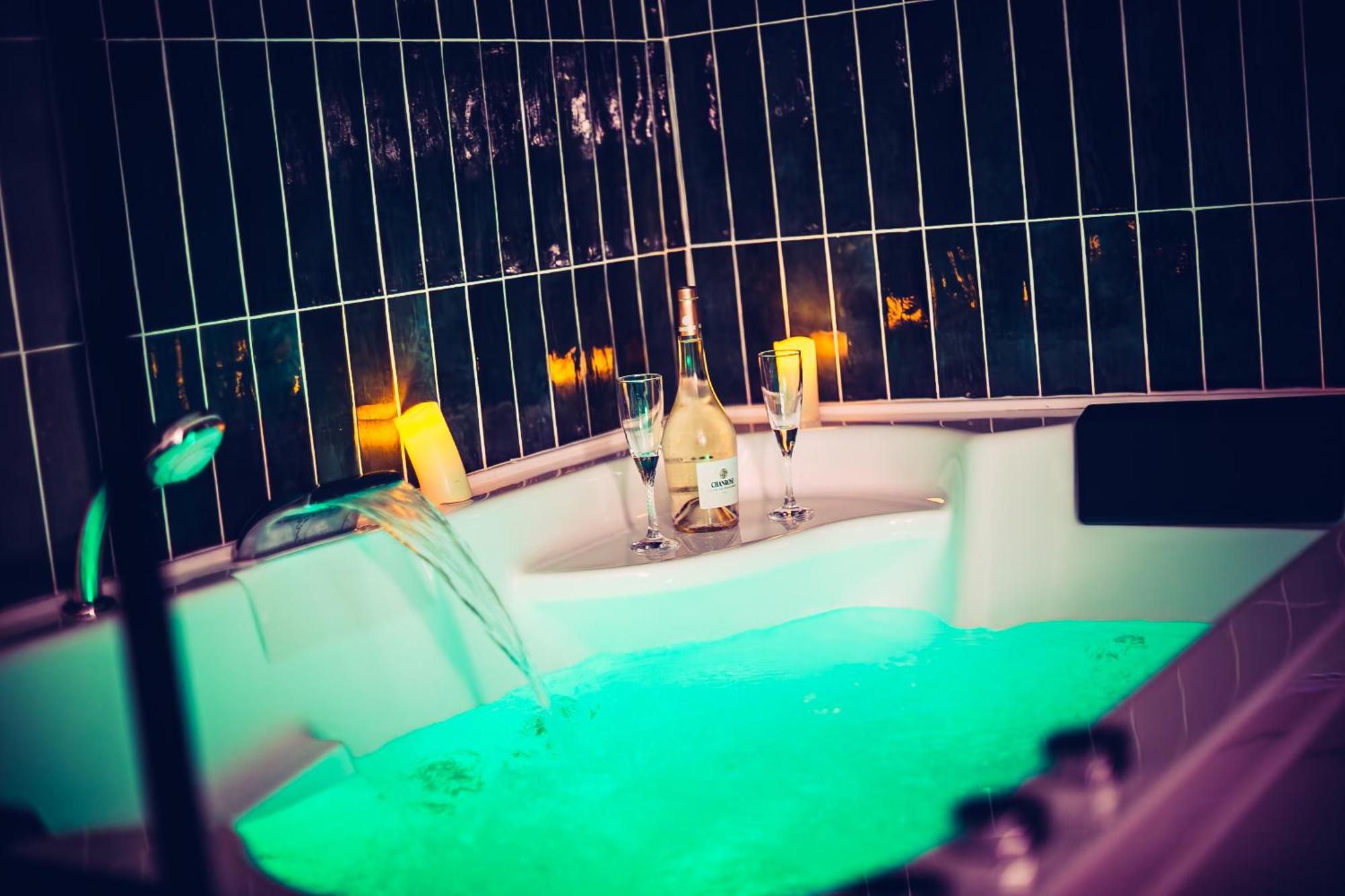 Love Room Du Mont D'Or - Baignoire Spa - Minibar Offert مارسيليا المظهر الخارجي الصورة