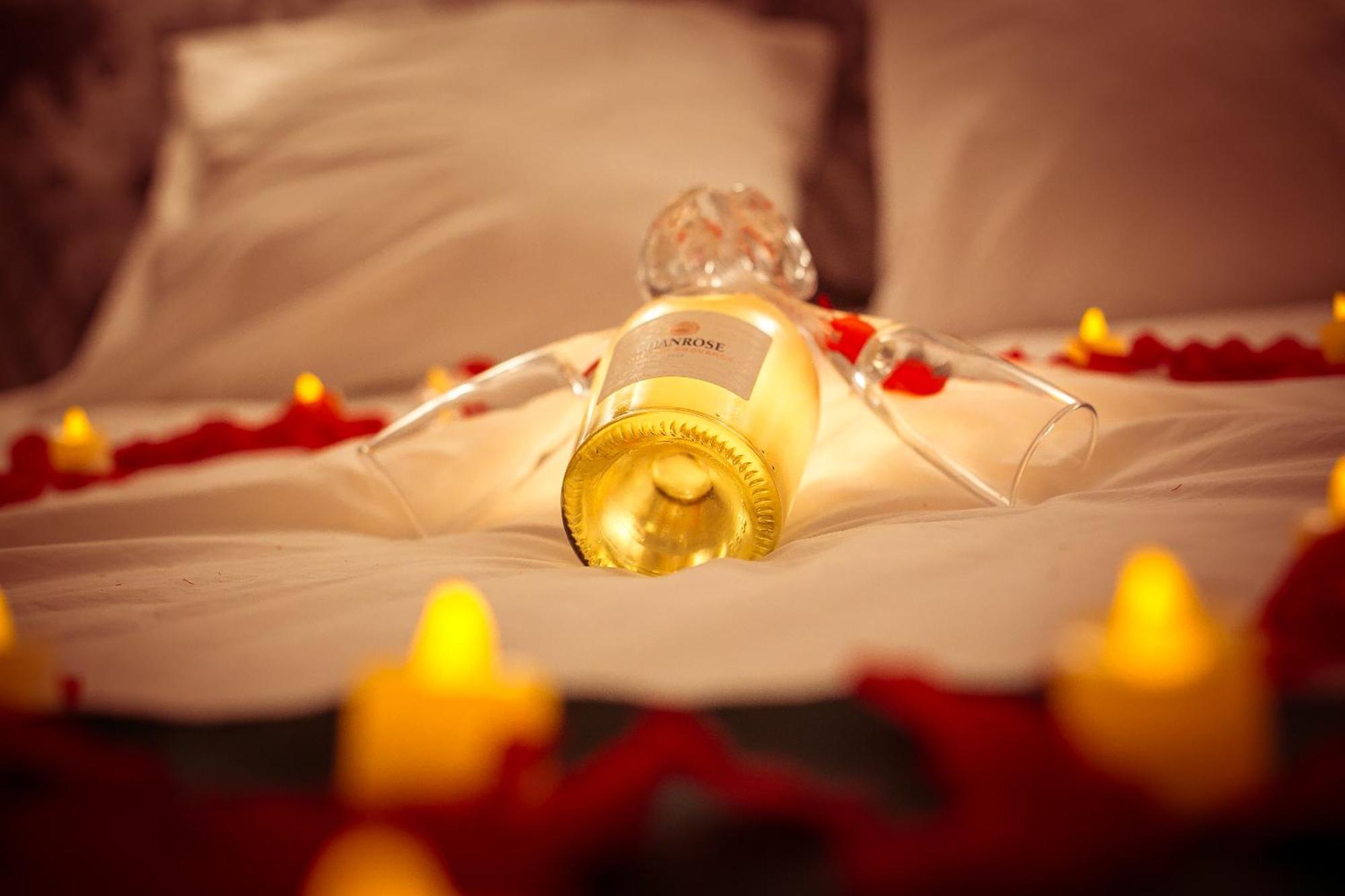 Love Room Du Mont D'Or - Baignoire Spa - Minibar Offert مارسيليا المظهر الخارجي الصورة