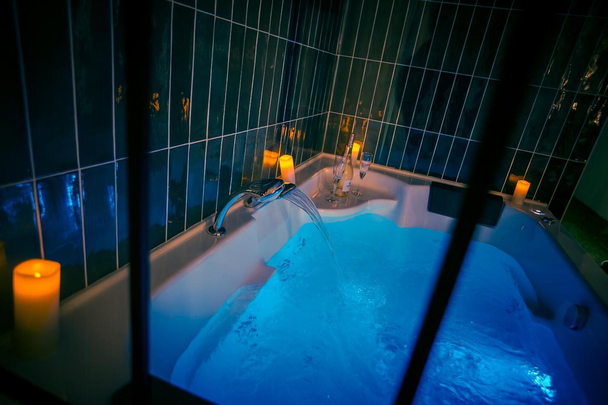 Love Room Du Mont D'Or - Baignoire Spa - Minibar Offert مارسيليا المظهر الخارجي الصورة